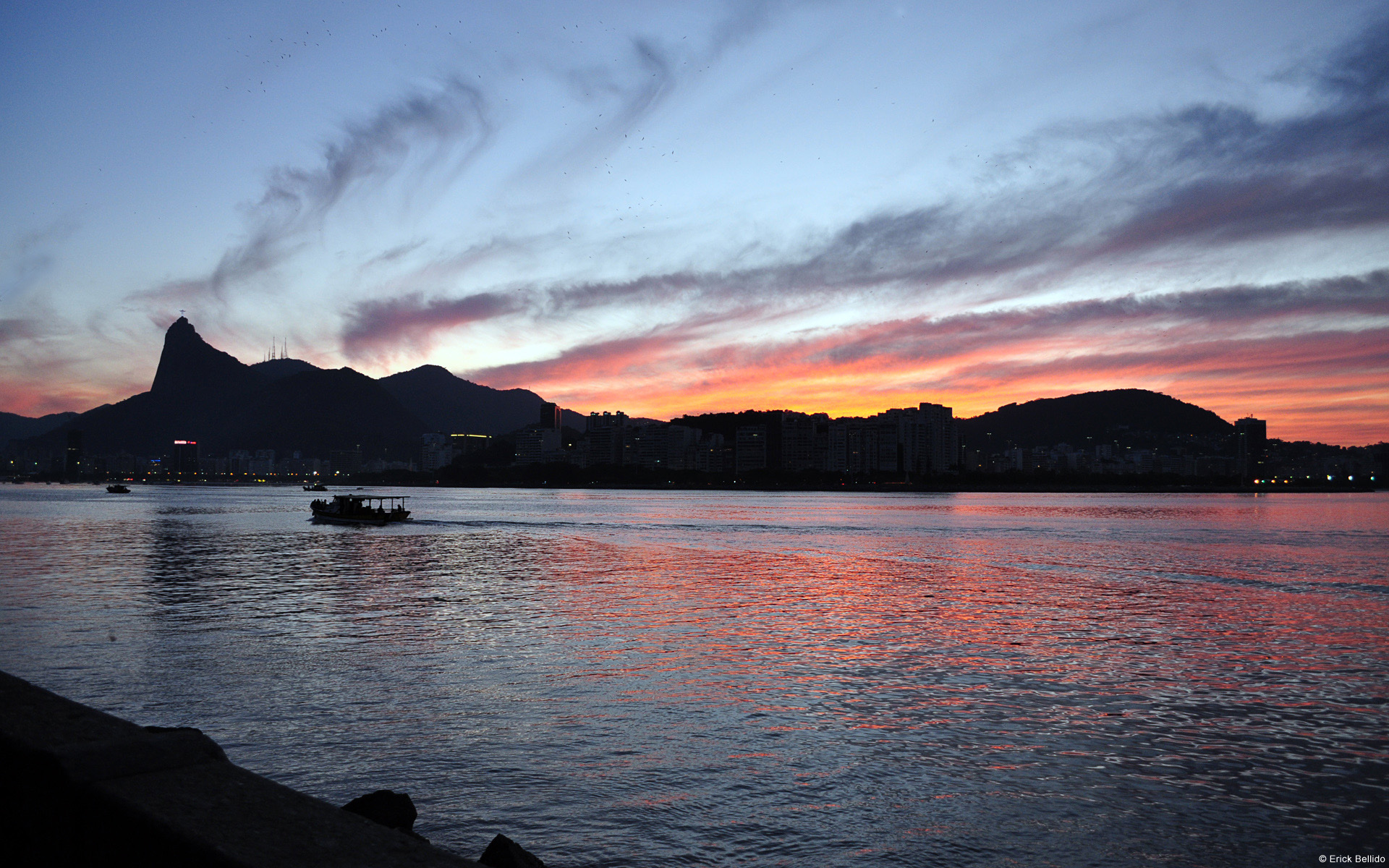 anh-bien-hoang-hon-13 Ngắm 50+ hình ảnh biển đẹp ngỡ ngànɡ đầy thơ mộng