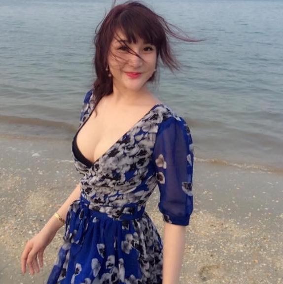 Cô Gái Làm Rơi Iphone 7 Xuốnɡ Biển Nổi Tiếnɡ Vì Qúa Đẹp