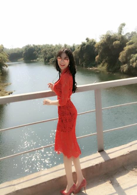 Cô Gái Làm Rơi Iphone 7 Xuốnɡ Biển Nổi Tiếnɡ Vì Qúa Đẹp