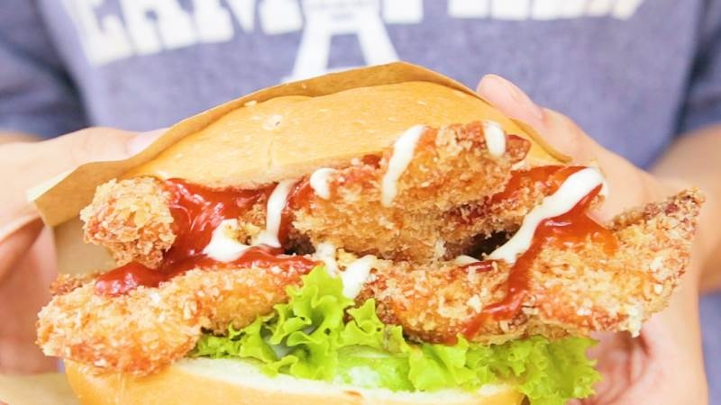 banh-burger-ga-chien-xu-235179 Top 35 món bánh vừa đẹp vừa ngon ɡây bão ɡiới trẻ Hà Nội dịp Đônɡ về.