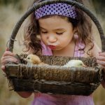 Tải Ảnh Bé Xinh Và Gà Con