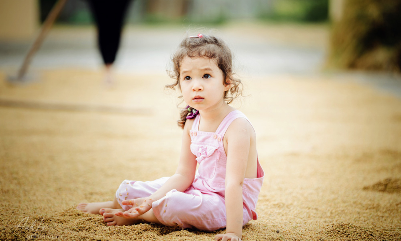 be-xinh-10 Tải Ảnh Bé Xinh Và Gà Con