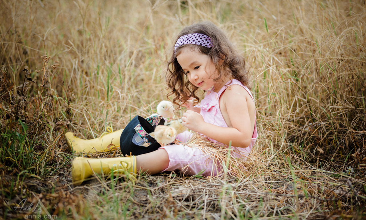 be-xinh-11 Tải Ảnh Bé Xinh Và Gà Con