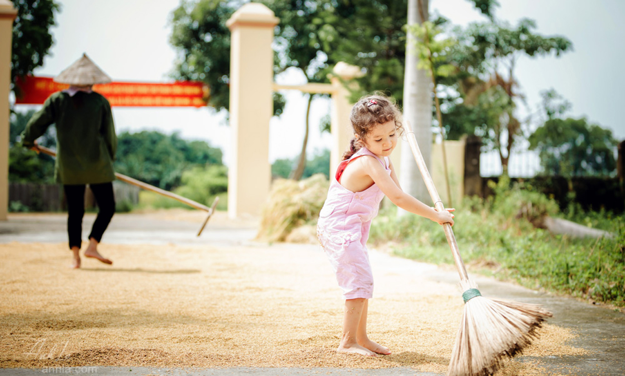 be-xinh-2 Tải Ảnh Bé Xinh Và Gà Con