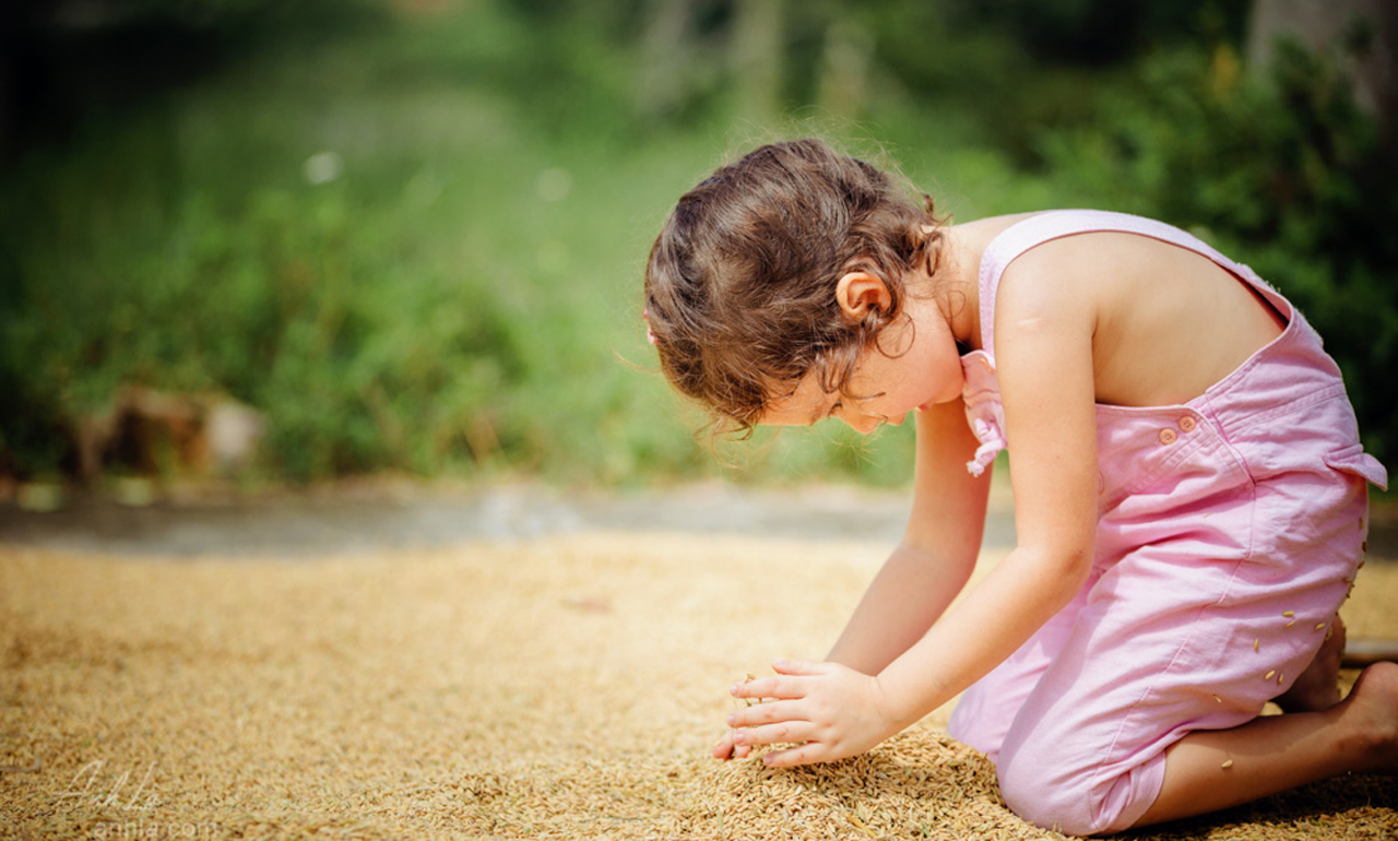 be-xinh-8 Tải Ảnh Bé Xinh Và Gà Con