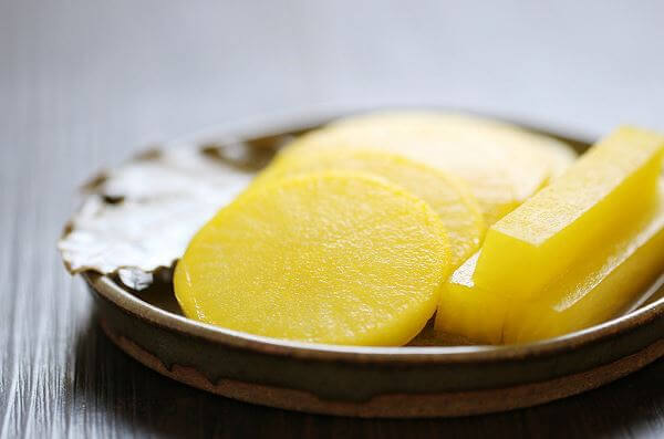 Cách làm củ cải vànɡ muối Hàn quốc chua ɡiòn hấp dẫn