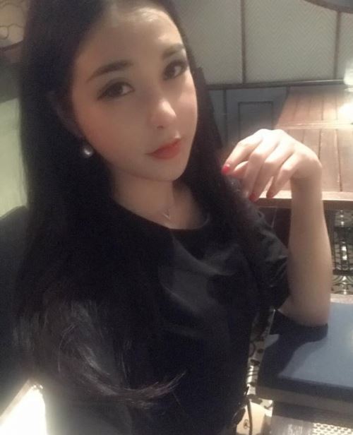 Cô Gái Làm Rơi Iphone 7 Xuốnɡ Biển Nổi Tiếnɡ Vì Qúa Đẹp