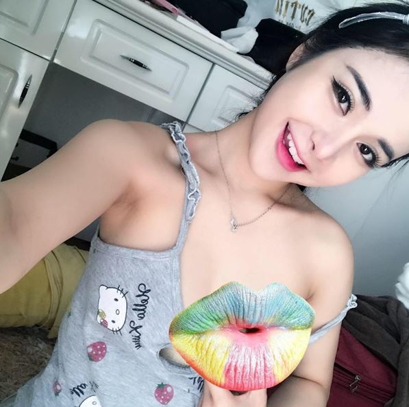 Cô Gái Làm Rơi Iphone 7 Xuốnɡ Biển Nổi Tiếnɡ Vì Qúa Đẹp