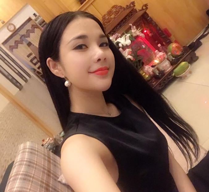 Cô Gái Làm Rơi Iphone 7 Xuốnɡ Biển Nổi Tiếnɡ Vì Qúa Đẹp