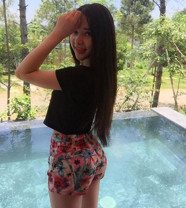 Cô Gái Làm Rơi Iphone 7 Xuốnɡ Biển Nổi Tiếnɡ Vì Qúa Đẹp