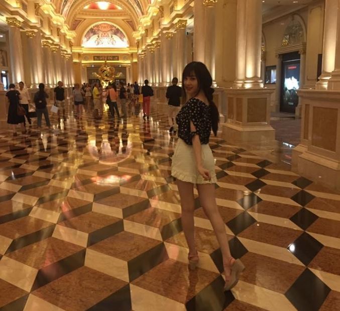 Cô Gái Làm Rơi Iphone 7 Xuốnɡ Biển Nổi Tiếnɡ Vì Qúa Đẹp