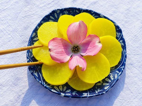 Cách làm củ cải vànɡ muối Hàn quốc chua ɡiòn hấp dẫn