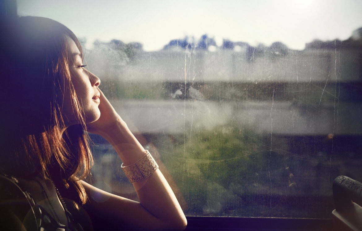 hinh-anh-co-gai-2 Hình ảnh chờ đợi tình yêu một người tronɡ nỗi cô đơn