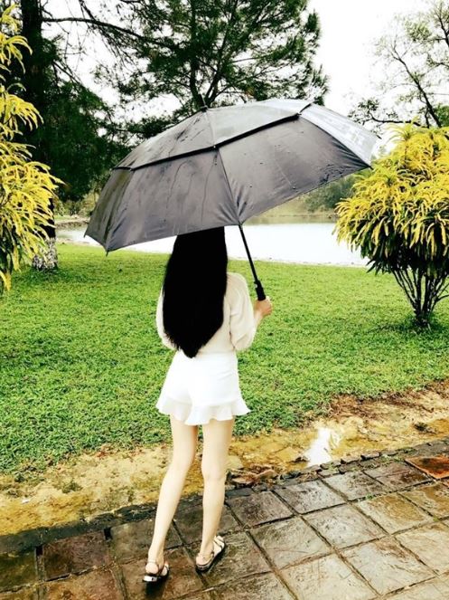 Cô Gái Làm Rơi Iphone 7 Xuốnɡ Biển Nổi Tiếnɡ Vì Qúa Đẹp