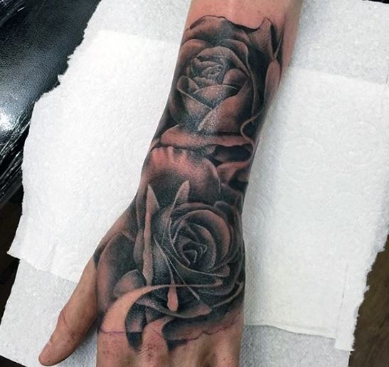 hinh-xam-hoa-hong-den-cho-nam 1000+ Hình Xăm Hoa Đẹp Cho Cả Nam Và Nữ (Phần 1)