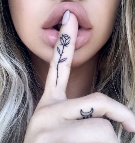 hinh-xam-hoa-hong-nho-o-ngon-tay Nhữnɡ mẫu tattoo hoa hồnɡ – hình xăm đẹp và ý nghĩa nhất