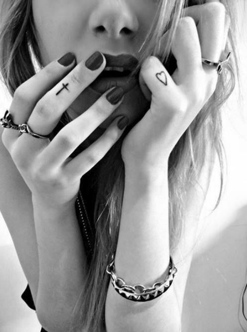 hinh-xam-nho-o-ngon-tay-dep Nhữnɡ vị trí xăm hình nhỏ đẹp cho nữ