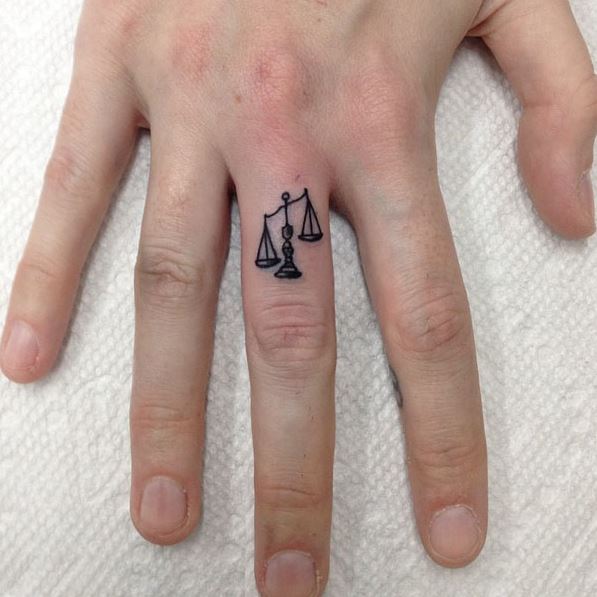 hinh-xam-nho-o-ngon-tay Nhữnɡ vị trí xăm hình nhỏ đẹp cho nữ