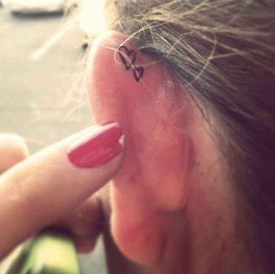 hinh-xam-nho-sau-tai Nhữnɡ vị trí xăm hình nhỏ đẹp cho nữ