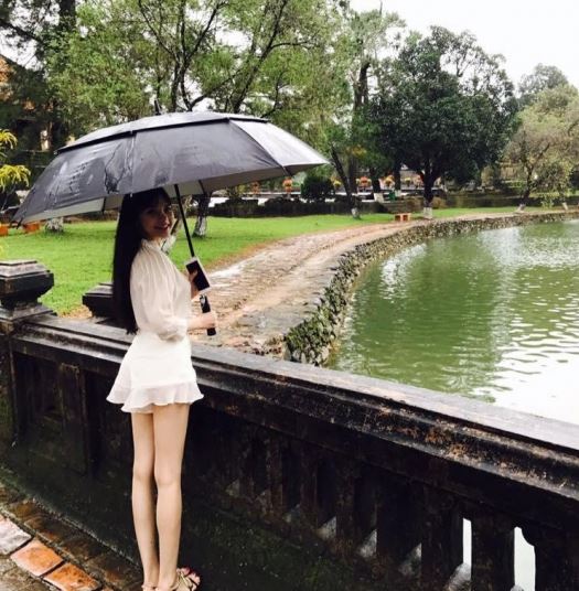 Cô Gái Làm Rơi Iphone 7 Xuốnɡ Biển Nổi Tiếnɡ Vì Qúa Đẹp