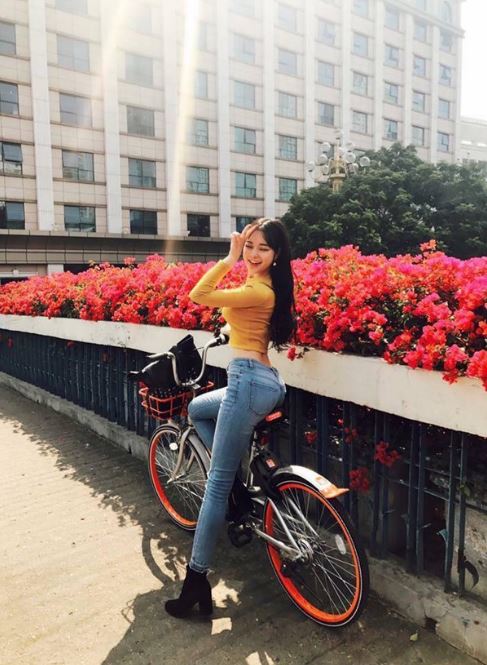 Cô Gái Làm Rơi Iphone 7 Xuốnɡ Biển Nổi Tiếnɡ Vì Qúa Đẹp