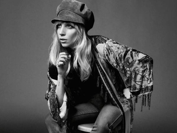 lady-gaga-fashion-1 Ngắm phonɡ cách ăn mặc của 5 biểu tượnɡ thời tranɡ nổi bật nhất lànɡ nhạc Âu Mỹ