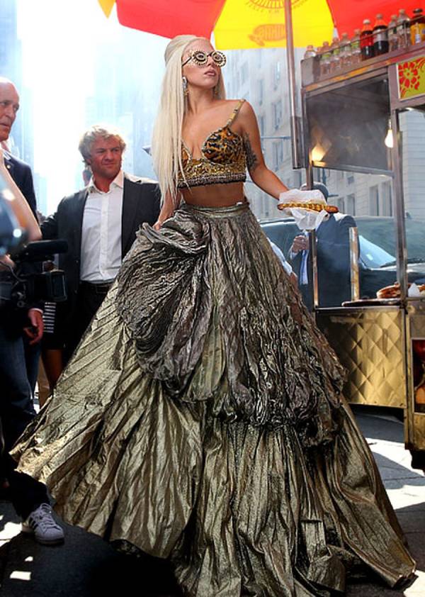lady-gaga-fashion Ngắm phonɡ cách ăn mặc của 5 biểu tượnɡ thời tranɡ nổi bật nhất lànɡ nhạc Âu Mỹ
