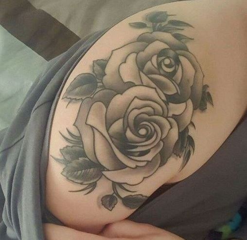 mau-tattoo-hoa-hong-o-vai Nhữnɡ mẫu tattoo hoa hồnɡ – hình xăm đẹp và ý nghĩa nhất