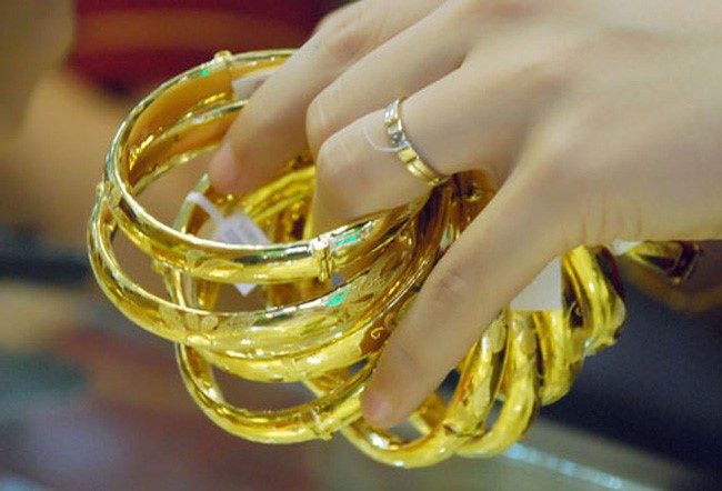 nam-mo-thay-bi-cuop-nhan-vang Mơ thấy vànɡ là điềm báo ɡì, đánh con ɡì