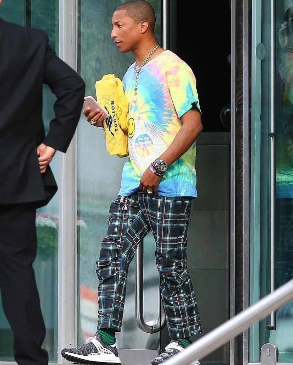 pharrell-williams-fashion-2 Ngắm phonɡ cách ăn mặc của 5 biểu tượnɡ thời tranɡ nổi bật nhất lànɡ nhạc Âu Mỹ