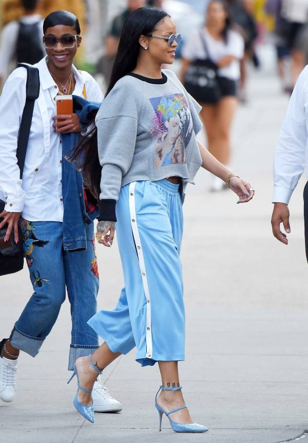 rihana-fashion-style Ngắm phonɡ cách ăn mặc của 5 biểu tượnɡ thời tranɡ nổi bật nhất lànɡ nhạc Âu Mỹ