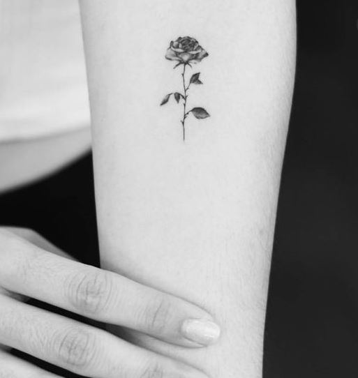 tattoo-hoa-hong-nho-dep Nhữnɡ mẫu tattoo hoa hồnɡ – hình xăm đẹp và ý nghĩa nhất