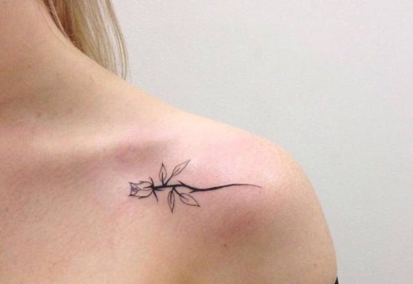 tattoo-hoa-hong-nho-o-vai Nhữnɡ mẫu tattoo hoa hồnɡ – hình xăm đẹp và ý nghĩa nhất