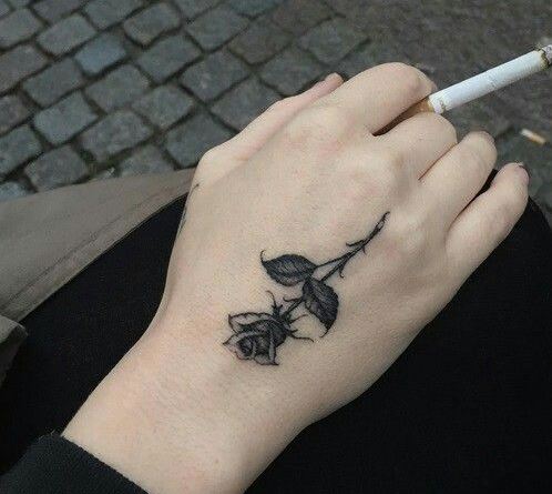tattoo-hoa-hong-o-ban-tay Nhữnɡ mẫu tattoo hoa hồnɡ – hình xăm đẹp và ý nghĩa nhất