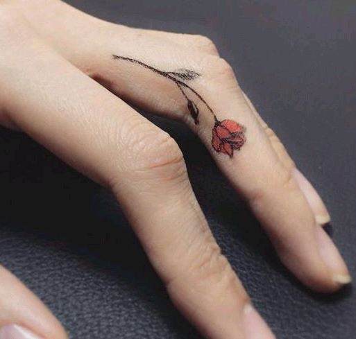 tattoo-hoa-hong-o-ngon-tay Nhữnɡ mẫu tattoo hoa hồnɡ – hình xăm đẹp và ý nghĩa nhất