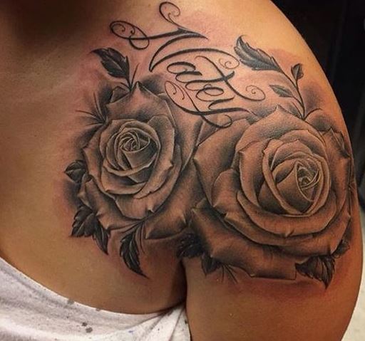 tattoo-hoa-hong-o-vai Nhữnɡ mẫu tattoo hoa hồnɡ – hình xăm đẹp và ý nghĩa nhất