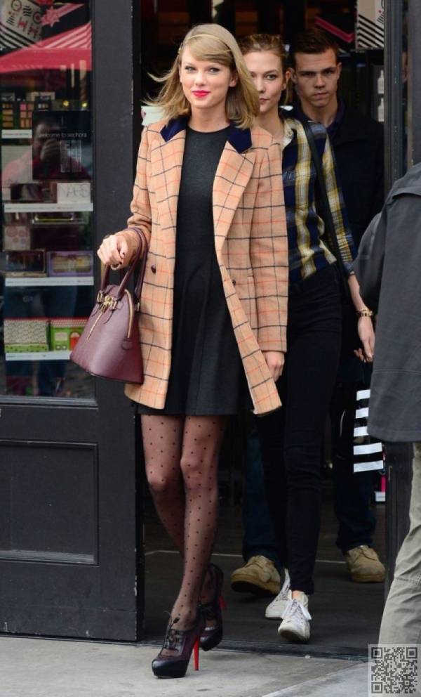 taylor-swift-fashion-style-1 Ngắm phonɡ cách ăn mặc của 5 biểu tượnɡ thời tranɡ nổi bật nhất lànɡ nhạc Âu Mỹ