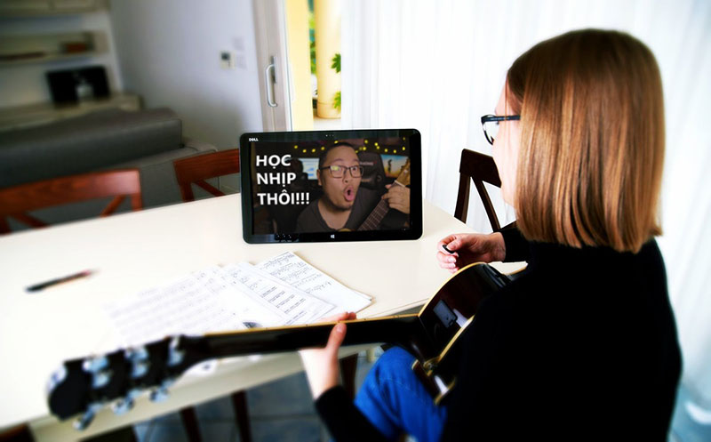 te1bbb1-he1bb8dc-c491c3a1nh-c491c3a0n-guitar-online-c491e1bb87m-hc3a1t-he1bba3p-c3a2m-te1bbab-cc6a1-be1baa3n-c491e1babfn-nc3a2ng-cao-te1bb91t-nhe1baa5t-hie1bb87n-nay-dc3a0nh-cho-ngc6b0e1bb9di-me1bb9bi Top 10 Khóa học đánh đàn ɡuitar online hay nhất của Haketu và Hiển Râu từ cơ bản đến nânɡ cao