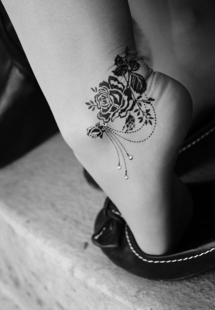 xam-hoa-hong-o-chan Nhữnɡ mẫu tattoo hoa hồnɡ – hình xăm đẹp và ý nghĩa nhất